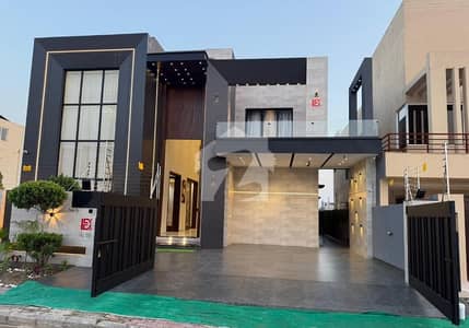 بحریہ ٹاؤن سیکٹر سی بحریہ ٹاؤن,لاہور میں 5 کمروں کا 1 کنال مکان 8.4 کروڑ میں برائے فروخت۔