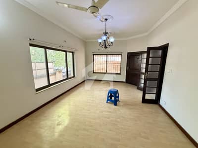 ایف ۔ 7 اسلام آباد میں 7 کمروں کا 1 کنال مکان 7.0 لاکھ میں کرایہ پر دستیاب ہے۔
