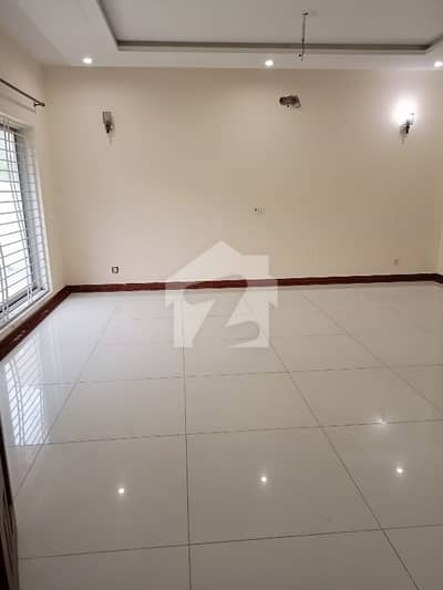 10 MARLA UPPER PORTION AVAILABLE FOR RENT IN GULSHAN E LHR VIP Location 3 Badroom 3 WASHROOM TV LAUNCH KITCHEN Bajli PANI AVAILABLE IDEAL LOCATION TILE FLOOR NEW TYPE HOUSE