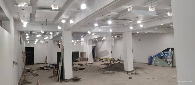 1 Kanal Comercial Hal on 200 ft road Best for Bank . Clinic. Mart . It office. Snookar club. etc