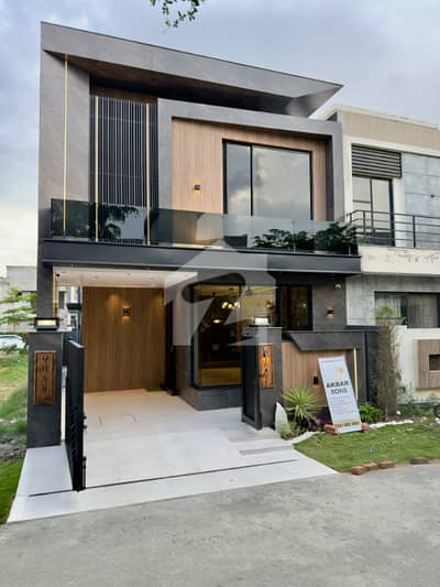 5 MARLA BRAND NEW BUNGALOW FOR RENT NEAR PARK