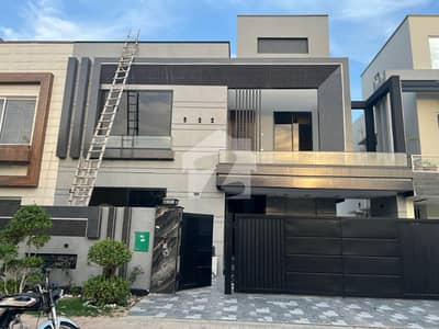 10 MARLA BEAUTIFUL NEAT AND CLEAN House With Gas Near To Park And School In Janiper Block Sector C Bahria Town Lahore