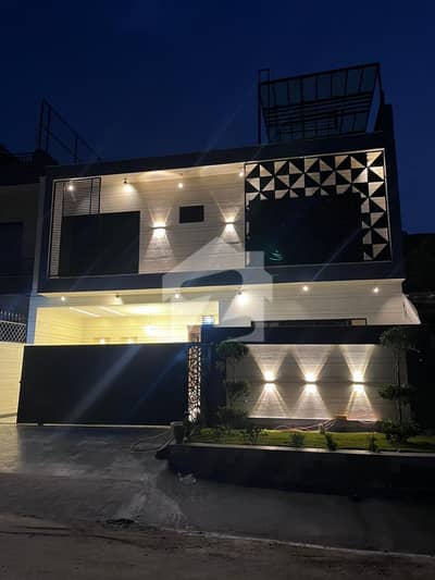 Corner 40 Feet Wide Road Leased House 400 Square Yards Facing