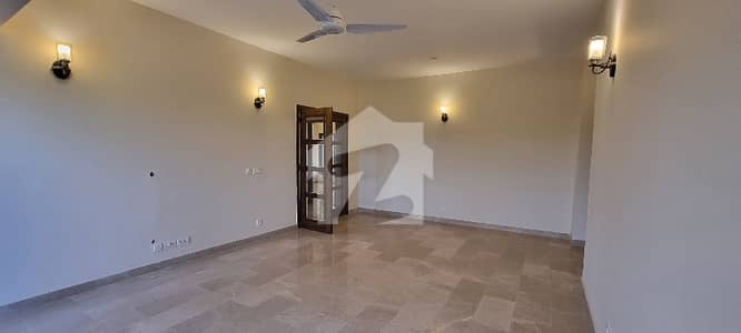 E 11 upper 3 bed 4 bath drawing tv lounge kitchen sep meter gas electric available for rent