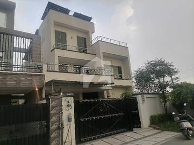 بینکرز ٹاؤن لاہور میں 3 کمروں کا 10 مرلہ بالائی پورشن 1.0 لاکھ میں کرایہ پر دستیاب ہے۔