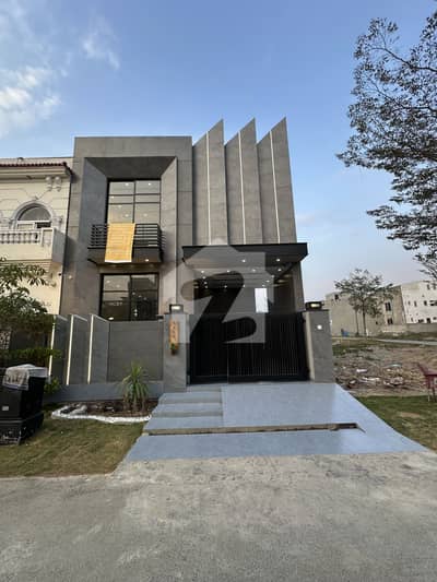 5 MARLA BRAND NEW MODERN HOUSE FOR RENT