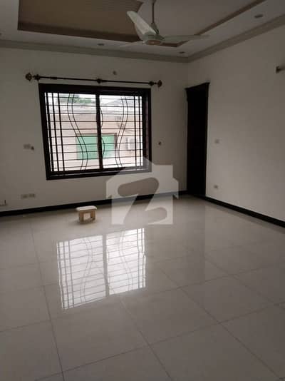 1 Kanal Upper Portion Ideally Situated In I-8/3
