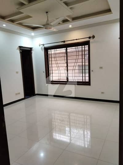 1 Kanal Upper Portion Ideally Situated In I-8/3