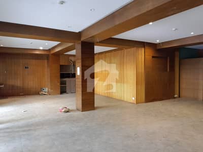 **2700 Sq-Ft Showroom For Rent Prime Location With Exceptional Frontage**