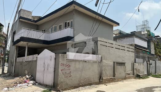 8 Marla Beautiful House For Rent With Huge Space 3 Car Parking.