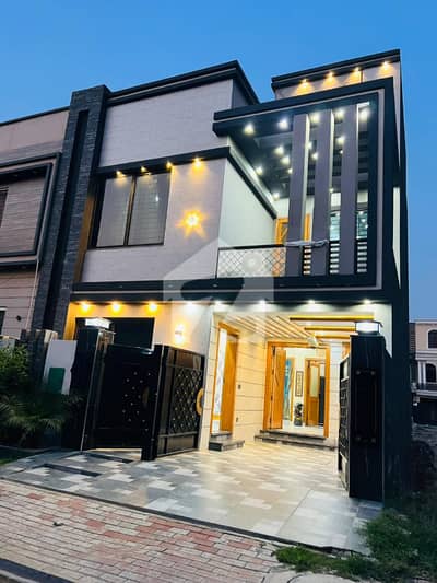05 MARLA PRIME LOCATION HOUSE AT VERY REASONABLE PRICE BAHRIA TOWN LAHORE