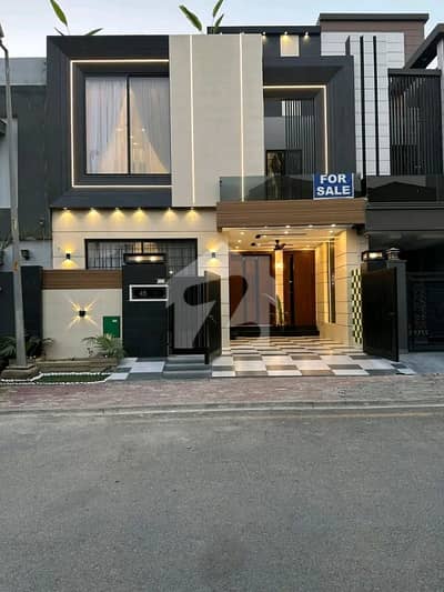 5 Marla Luxury House is Available For Sale in Bahria Town Lahore