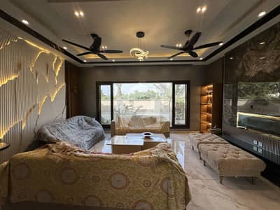 1000 YARDS LUXURY CORNER BUNGALOW FOR RENT