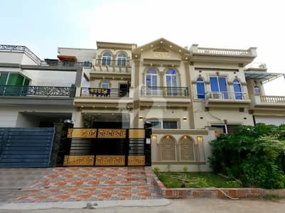 Highly-Desirable House Available In Khayaban-e-Amin For sale
