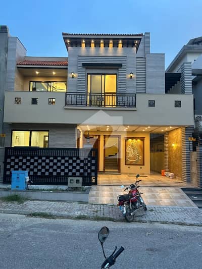 ٹاپ سٹی 1 اسلام آباد میں 6 کمروں کا 10 مرلہ مکان 5.6 کروڑ میں برائے فروخت۔