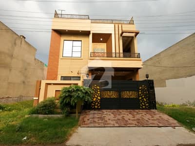 جوبلی ٹاؤن ۔ بلاک ڈی جوبلی ٹاؤن,لاہور میں 6 کمروں کا 7 مرلہ مکان 3.7 کروڑ میں برائے فروخت۔ جوبلی ٹاؤن ۔ بلاک ڈی جوبلی ٹاؤن,لاہور میں 6 کمروں کا 7 مرلہ مکان 3.7 کروڑ میں برائے فروخت۔
