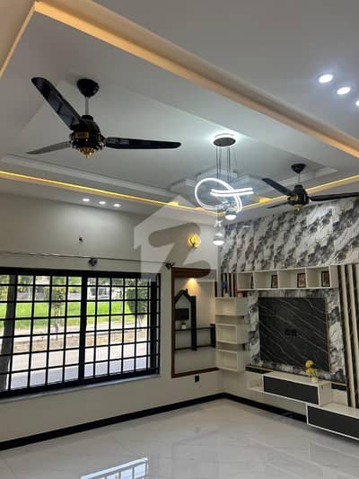 ٹاپ سٹی 1 اسلام آباد میں 6 کمروں کا 10 مرلہ مکان 5.5 کروڑ میں برائے فروخت۔