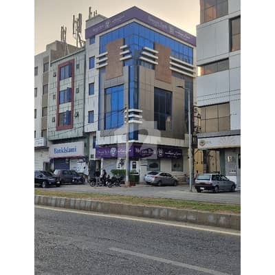 MAIN ITTEHAD CORNER 100 YARDS BUILDING WITH MAIN ITTEHAD ENTERANCE AND LIFT