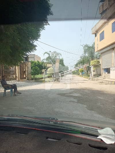 SAFARI VALLY MAIN ya plot ha 5.5. 5 Marla k teen plot hain aghtay investment view say b baut acha option ha baut he achi location near and clean society