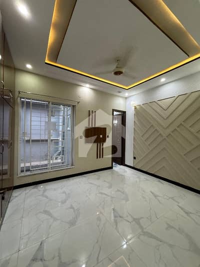 Near to Park House In Park View City Sized 5 Marla Is Available