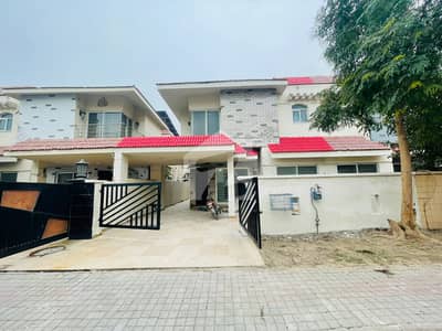 A BEAUTIFUL 11 MARLA HOUSES FOR SALE IN SAFARI BLOCK