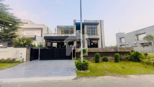PRIME LOCATION | 1 KANAL ELEGANT AND ULTRA MODERN BUNGALOW WITH SERVANT QUARTER IN BASEMENT IS AVAILABLE IN THE BEST BLOCK OF DHA, LAHORE | VERY CLOSE TO CARREFOUR
