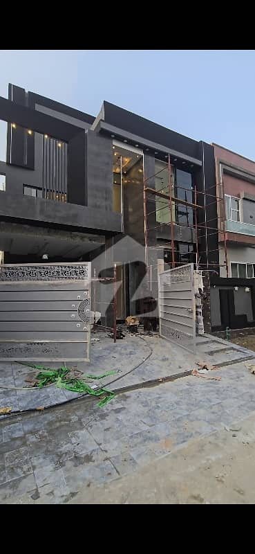8 Marla Designer House Available For Sale 8 Marla Designer House Available For Sale
