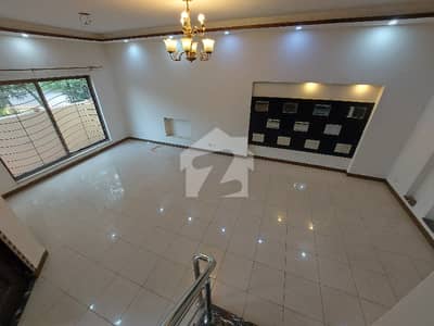 ORIGINAL PICTURES Ideal Location With Servent Quarter HOUSE FOR RENT