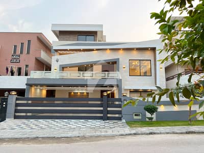 NEW OWNER BUILT DESIGNER HOUSE NEAR PARK