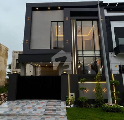 ڈی ایچ اے 9 ٹاؤن ڈیفنس (ڈی ایچ اے),لاہور میں 3 کمروں کا 5 مرلہ مکان 2.45 کروڑ میں برائے فروخت۔