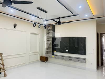 ایل ڈی اے ایوینیو ۔ بلاک جے ایل ڈی اے ایوینیو,لاہور میں 6 کمروں کا 10 مرلہ مکان 4.75 کروڑ میں برائے فروخت۔