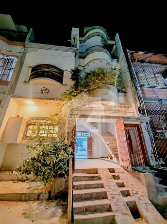 100 SQ. YD CHANCE DEAL ONE UNIT HOUSE AVAILABLE FOR SALE LOACTION MODEL COLONY NEAE TO ROAD