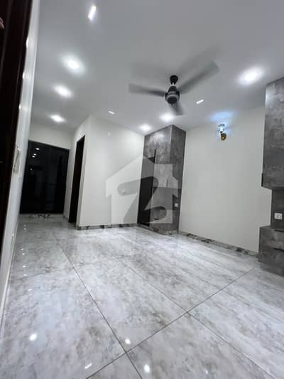 7 MARLA DESIGNER HOUSE FOR RENT IN LAKE CITY