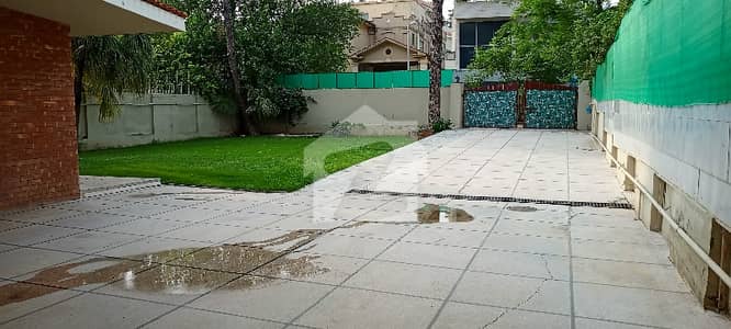 Fully Furnished Newly Renovated House 4 Bedroom With Beautiful Lawn And Large Parking For Rent In F-6 On Prim Location