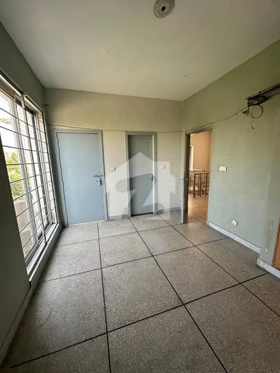 6 MARLA FIRST FLOOR AVAILABLE FIOR RENT