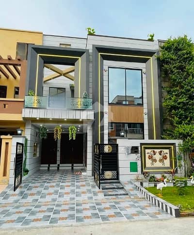 بحریہ ٹاؤن سیکٹر سی بحریہ ٹاؤن,لاہور میں 3 کمروں کا 5 مرلہ مکان 2.2 کروڑ میں برائے فروخت۔