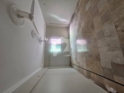 VERY SPECIOUS FAMILY BUILDING 3 BED 1900 SQFT APPARTMENT ON RENT