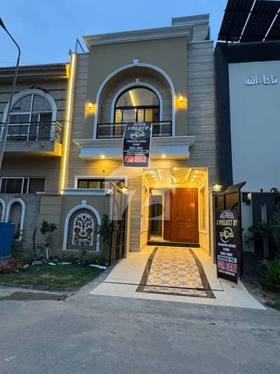 3 MARLA BRAND NEW LAXURY HOUSE WITH SWIMING POOL FOR SALE WITH 3 SPACIOUS BEDROOMS ,NEAR TO PARK ,MASJID AND MAIN BULLEWARD IN AK KABIR TOWN PHASE 2 LAHORE