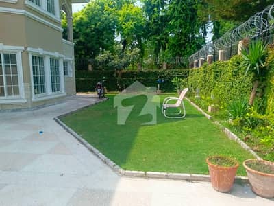 ایف ۔ 8 اسلام آباد میں 5 کمروں کا 1 کنال مکان 8.5 لاکھ میں کرایہ پر دستیاب ہے۔