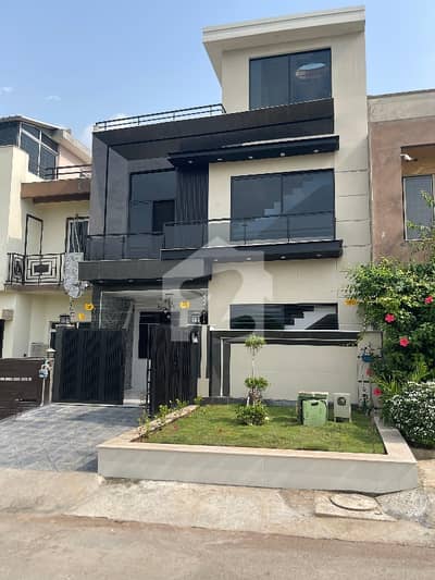 BEAUTIFUL LOCATION ULTRA MODERN HOUSE FOR SALE BEAUTIFUL LOCATION ULTRA MODERN HOUSE FOR SALE