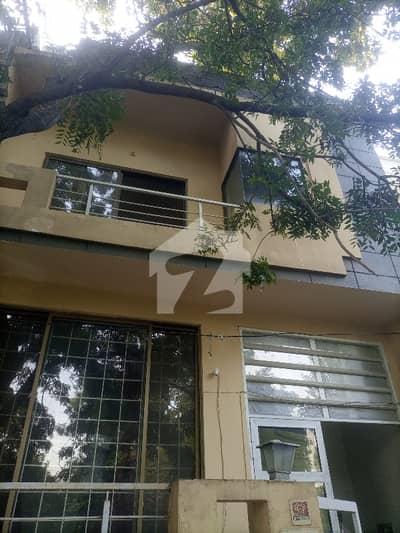 ایف ۔ 10/3 ایف ۔ 10,اسلام آباد میں 5 کمروں کا 4 مرلہ مکان 1.38 لاکھ میں کرایہ پر دستیاب ہے۔