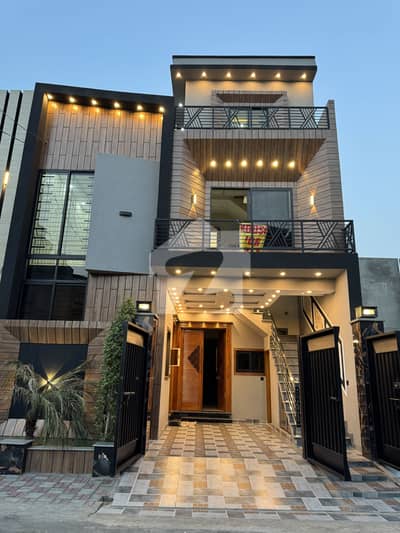 الرحمان گارڈن فیز 2 الرحمان گارڈن,لاہور میں 6 کمروں کا 5 مرلہ مکان 2.5 کروڑ میں برائے فروخت۔