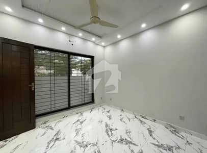 10 Marla Modern House For Rent