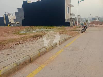 Residential Plot In Bahria Town Phase 8 - Block L Sized 5 Marla Is Available