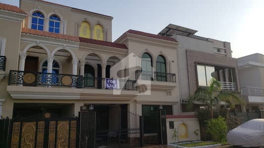 بحریہ ٹاؤن سیکٹر سی بحریہ ٹاؤن,لاہور میں 5 کمروں کا 10 مرلہ مکان 3.5 کروڑ میں برائے فروخت۔