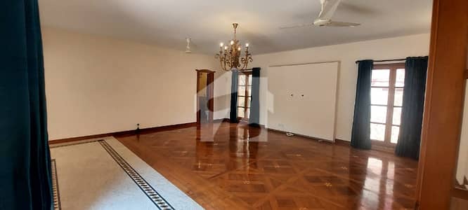 FOR SALE: 1,000 SQ YD OWNER-BUILT LUXURY BUNGALOW WITH ELEVATOR & LUSH GARDEN PRIME DHA PHASE 6, KARACHI