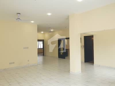 500 Yards CORNER ELEGANT WEST OPEN BUNGALOW 3BEDS ATTACHED BATH UPPER PORTION LIVING ROOM SERVANT ROOM 3 CARS PARKING