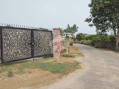 برکی روڈ کینٹ,لاہور میں 8 کنال Studio فارم ہاؤس 6.4 کروڑ میں برائے فروخت۔