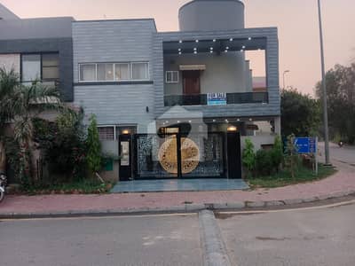 بحریہ ٹاؤن سیکٹر ای بحریہ ٹاؤن,لاہور میں 5 کمروں کا 10 مرلہ مکان 3.5 کروڑ میں برائے فروخت۔