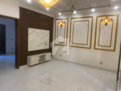 این ایف سی 1 لاہور میں 2 کمروں کا 11 مرلہ بالائی پورشن 75.0 ہزار میں کرایہ پر دستیاب ہے۔
